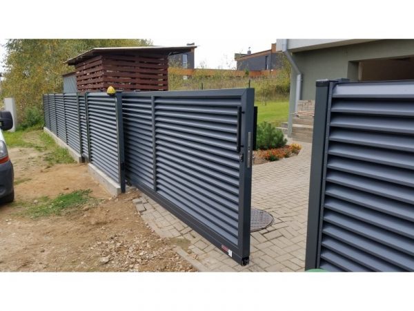 Відкатні ворота як частина системи “розумного дому”: майбутнє вже поруч