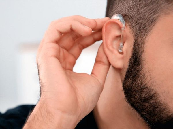 Різновиди слухових апаратів: як обрати та коли слід проходити обстеження