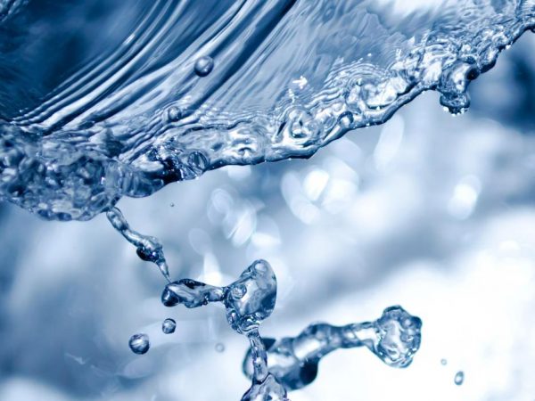 Чиста питна вода вдома та в офісі: як організувати зручний запас